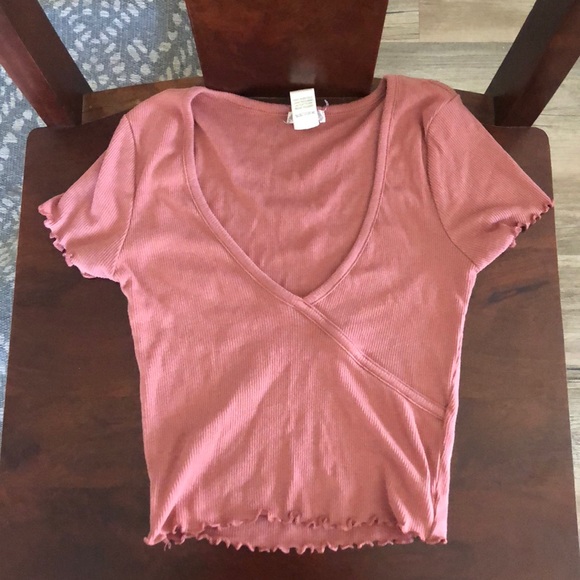 Tilly’s low cut, dark pink, tight cropped tee. - Picture 1 of 2